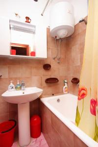 布拉托Apartments by the sea Prigradica, Korcula - 9140的浴室配有盥洗盆和浴缸。