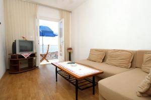 杜布罗夫尼克Apartments with a parking space Dubrovnik - 9099的带沙发和咖啡桌的客厅