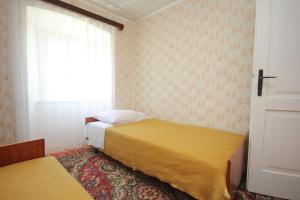 特斯特诺Apartments with WiFi Trsteno, Dubrovnik - 9015的一间卧室设有两张床、一个窗口和一扇门