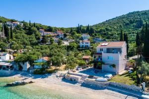 斯拉诺Apartments by the sea Sladjenovici, Dubrovnik - 9012的海滩上房屋的空中景致