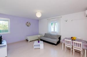 斯拉诺Apartments by the sea Sladjenovici, Dubrovnik - 9012的白色的客厅配有沙发和桌子