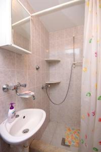 布拉托Apartment Prigradica 9141b的一间带水槽和淋浴的浴室