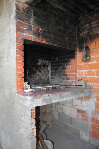 格鲁达Studio Molunat 8964b的砖墙房的砖砌壁炉