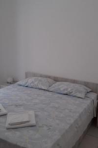 格鲁达Studio Molunat 8964b的床上有两条白色毛巾