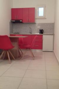 格鲁达Studio Molunat 8964b的一间带红色橱柜和水槽的厨房