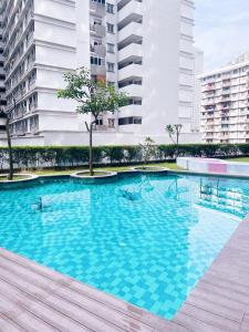 吉隆坡Connected train 3 Bedrooms - ABOVE KLGATEWAY MALL 14的一座拥有建筑的城市里的大型蓝色游泳池