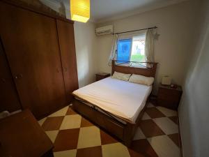 沙姆沙伊赫Morning Star Guesthouse的一间小卧室,配有床和窗户