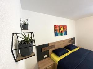 采尔克诺Apartments and rooms pri Bašlju的卧室配有一张床,墙上挂有两张照片