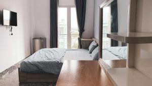 胡志明市Lyly's House - Homestay的一间卧室设有一张床和一个大窗户