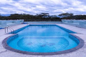 奈瓦沙Alphas Homestay的蓝色海水大型游泳池
