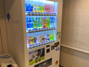 东京Hotel Rilassare Tokyo的冰箱里装有多种不同类型的饮料