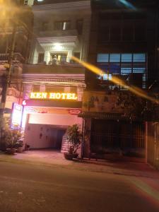 Dĩ AnKhách sạn KEN HOTEL DĨ AN的一座建筑,上面有夜间读新酒店的标志