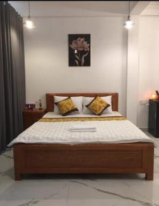 Dĩ AnKhách sạn KEN HOTEL DĨ AN的一间卧室配有一张带两个枕头的床