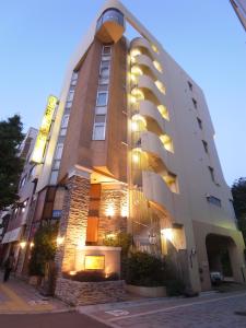 东京Hotel Mju-Adult Only的一座建筑的侧面有灯