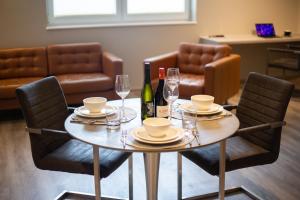 拉姆斯泰因-米森巴赫圆环酒店的桌椅、酒瓶和酒杯