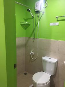 长滩岛Twin AP Homes的绿色浴室设有卫生间和淋浴。