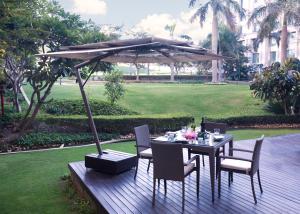 新德里新德里酒店的木制甲板上遮阳伞下的桌椅