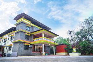 罗纳瓦拉Chandra Villa 12Bhk Lonavala的建筑的侧面有色彩缤纷的点缀