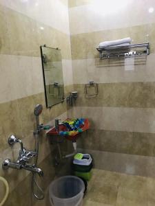 罗纳瓦拉Chandra Villa 12Bhk Lonavala的一间带水槽和镜子的浴室