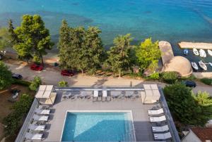 扎达尔La Vista Suites的享有带游泳池的度假村的空中景致