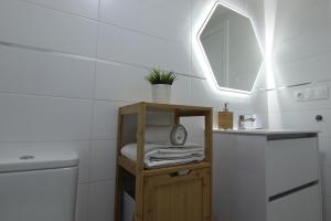维戈Apartamento Mar de Ardora的一间带水槽和镜子的浴室