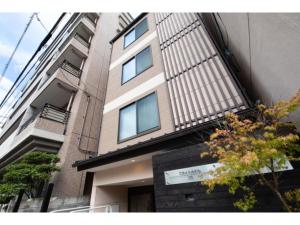 GiommachiBright Hotel Kiyomizu - Vacation STAY 71447v的前面有标志的建筑