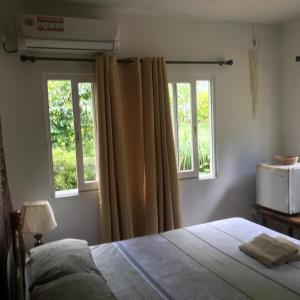 贝圣安那A&D Holiday Home的一间卧室设有一张床和两个窗户。