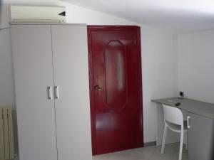 AccetturaLocanda Pezzolla的一张桌子的房间的红色门