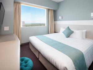 千叶法兰克斯酒店的一间卧室设有一张大床和大窗户