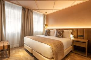 格拉纳达里奥室友酒店的一间设有大床和窗户的酒店客房