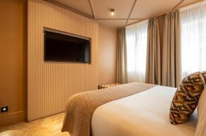 格拉纳达里奥室友酒店的配有一张床和一台平面电视的酒店客房