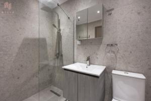 塞萨洛尼基Bourn, Nilie Hospitality MGMT的浴室配有卫生间、盥洗盆和淋浴。