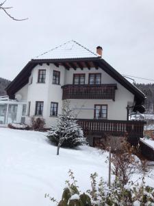 WittenschwandWunderschöne Ferienwohnung im Haus Schupp mit bester Aussicht的一座大白房子,地面上积雪