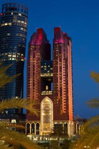 阿布扎比巴伯阿尔卡斯尔酒店的一群高大的建筑在晚上在城市里