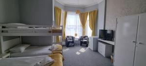 桑当皇家码头酒店的一间小卧室,配有双层床和电视
