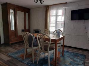 蒙绍ReSt Inn Monschau的一间带木桌和椅子的用餐室