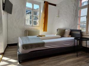 蒙绍ReSt Inn Monschau的一间设有床铺的卧室,位于带窗户的房间内