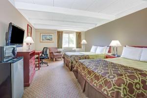 爱荷华爱荷华市特维乐兹酒店的酒店客房设有两张床和一台平面电视。