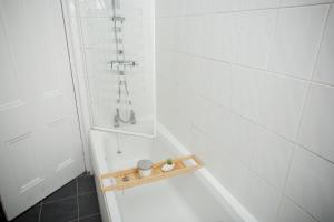 邓巴顿Bonhill Getaway的带浴缸和淋浴间的浴室