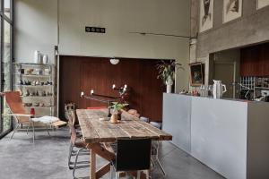 鲁贝LA PORTE ROUGE RBX的一间带木桌和椅子的用餐室