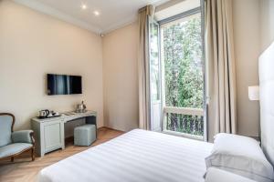 佛罗伦萨阿尔乐酒店的一间卧室设有一张床和一个窗口