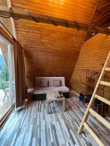 SviniţaCabane A-Frame Svinița的小屋内带床和桌子的房间