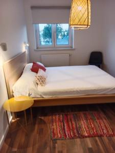 Estupendo apartamento con vistas 2B的一间小卧室,配有一张床和一张黄色椅子