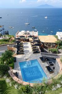 卡普里卡普里滨海别墅酒店的海景室外游泳池