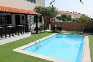 沙尔内卡Hostel Casa Lucas的一座房子旁的院子内的游泳池