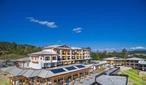 特里亚夫纳Wine & SPA Hotel Chukara的享有酒店空中景色,拥有一座大型建筑