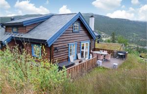 尤坎Nice Home In Rjukan With Wifi的山丘上带甲板的木屋