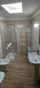 马尔旺Casa da Portagem by Portus Alacer的一间带两个盥洗盆和淋浴的浴室