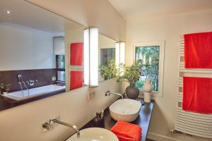 鲁贝LA PORTE ROUGE RBX的浴室设有2个水槽和镜子