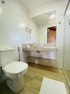 伊利利Pousada Recanto da Pedra的浴室配有白色卫生间和盥洗盆。
